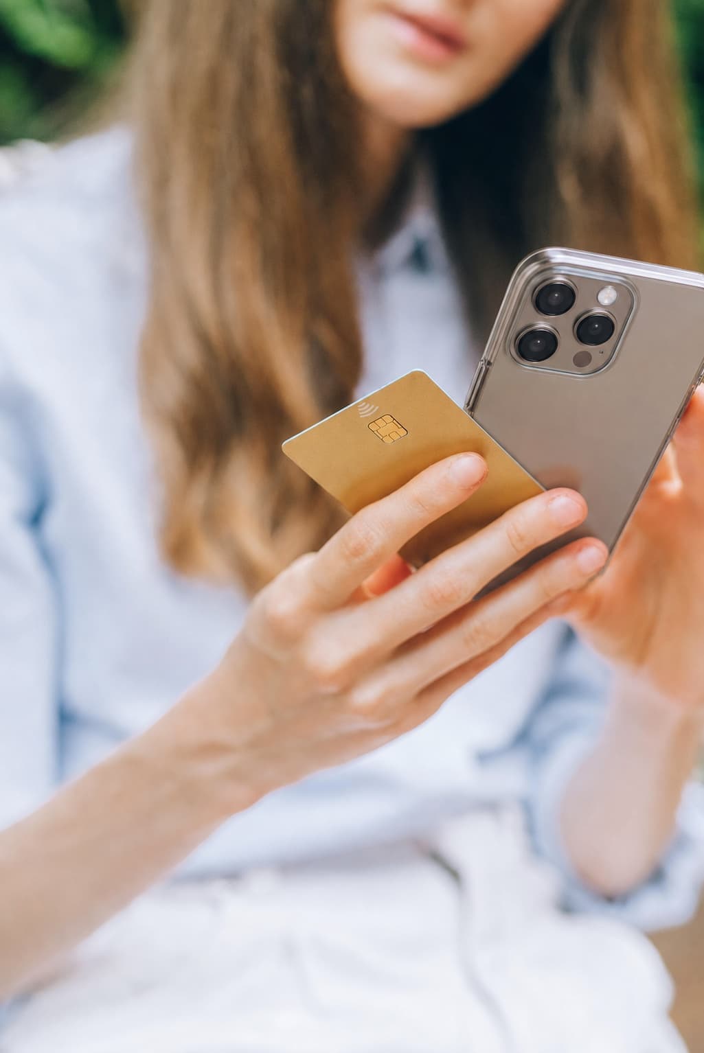 Zákaznice bezpečně platí za online nákup