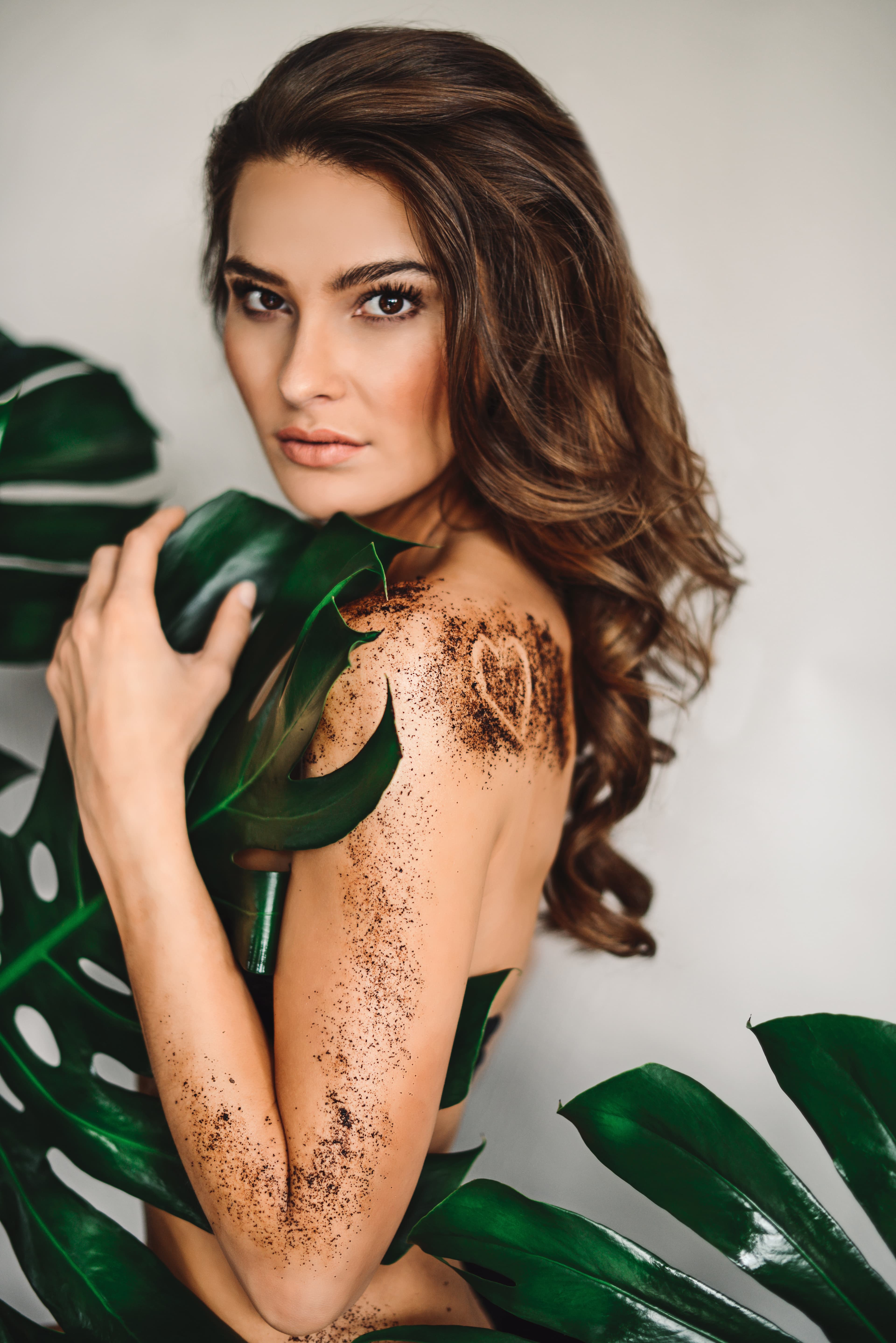 Modelka při přípravě pokožky peelingem BODYBE